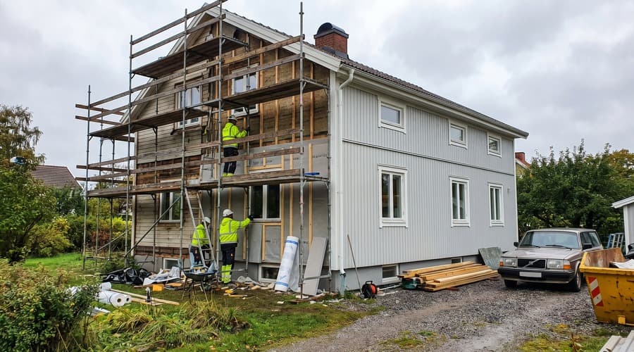 Fasadrenovering med eller utan tilläggsisolering – pris och skillnad