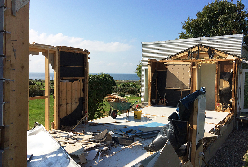 Familj i ett svenskt hem som planerar husprojekt